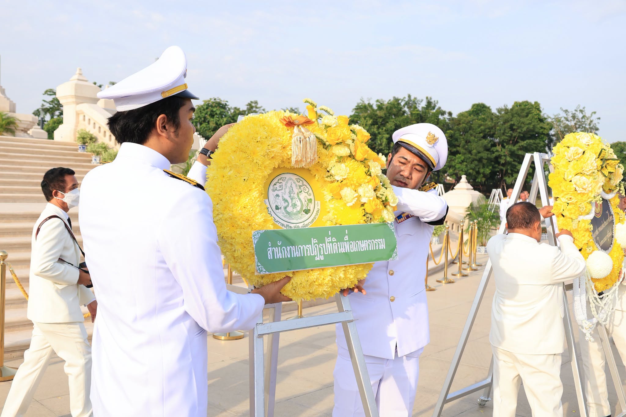 title - ส.ป.ก. ร่วมวางพวงมาลาถวายบังคมพระบรมราชานุสาวรีย์พระบาทสมเด็จพระบรมชนกาธิเบศร มหาภูมิพลอดุลยเดชมหาราช บรมนาถบพิตร เนื่องใน 